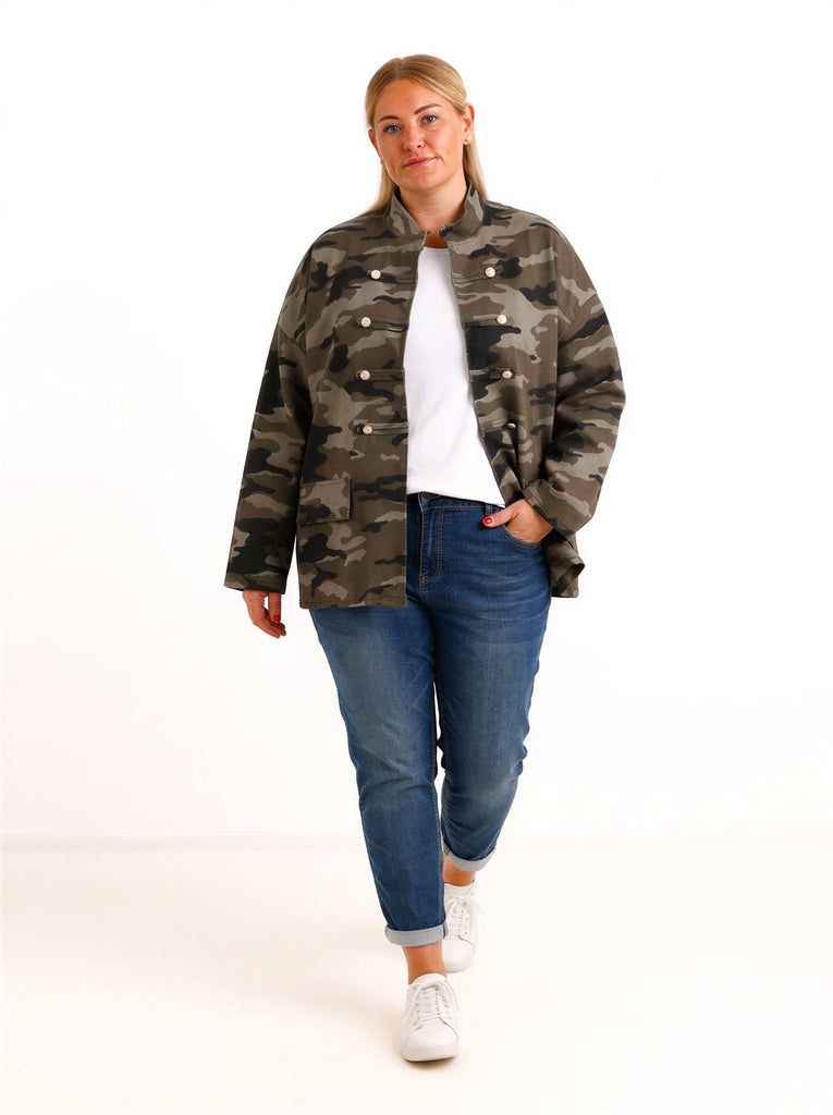 Curvy Size Denim-Jacke SANNE – Camouflage-Look mit dekorativen Riegeln – Gr. 46–56