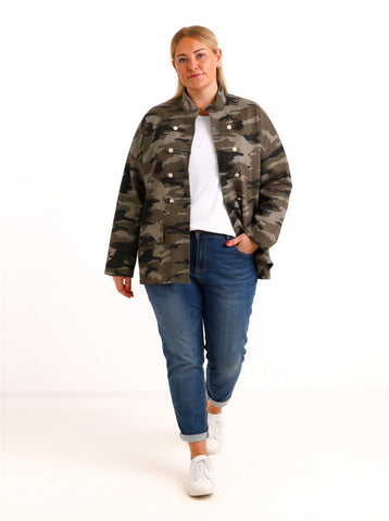 Curvy Size Denim-Jacke SANNE – Camouflage-Look mit dekorativen Riegeln – Gr. 46–56