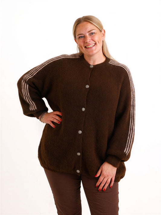 Curvy Size Strickjacke AVEY – Kuscheliger Glattstrick mit edlen Knopfdetails – Gr. 44–52