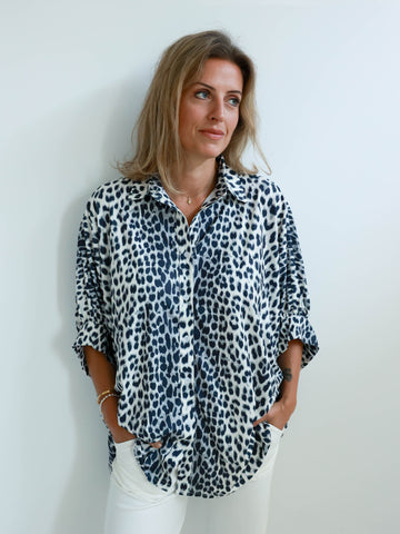 TILLA oversized Bluse - leo grau/schwarz