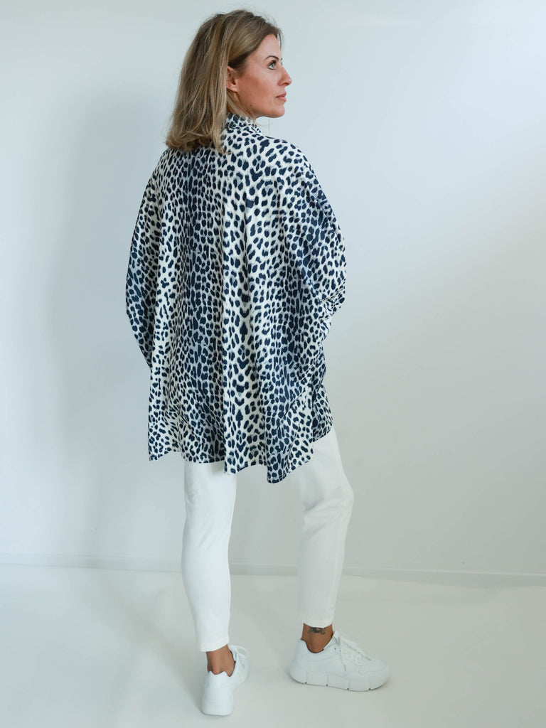 TILLA oversized Bluse - leo grau/schwarz