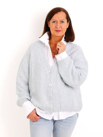 Oversize Strickjacke LIVARA – Flauschiger Glattstrick mit V-Ausschnitt – Gr. 38–44