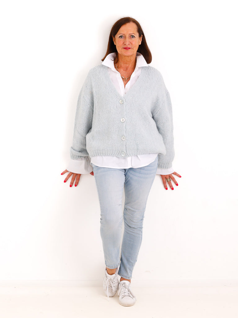 Oversize Strickjacke LIVARA – Flauschiger Glattstrick mit V-Ausschnitt – Gr. 38–44