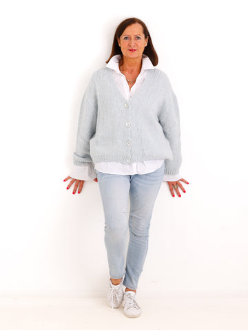Oversize Strickjacke LIVARA – Flauschiger Glattstrick mit V-Ausschnitt – Gr. 38–44