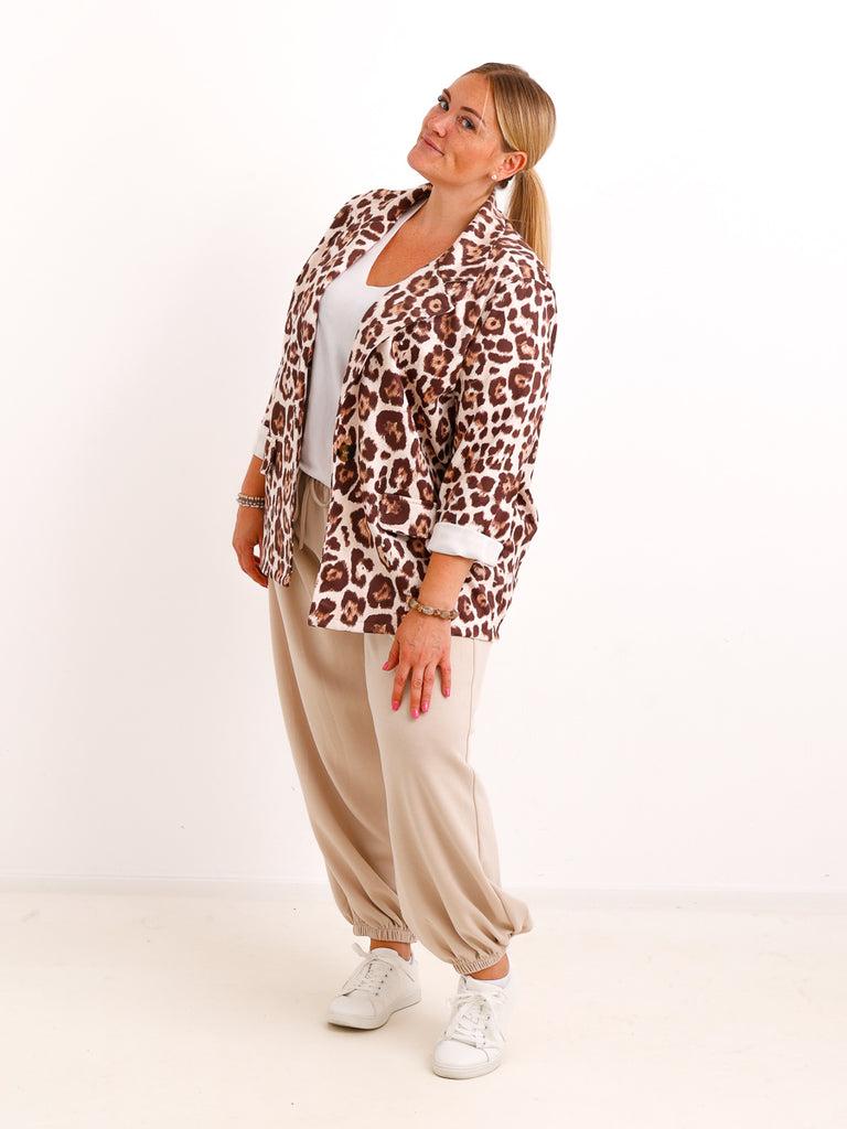 Curvy Size Blazer ELVARI – Leo-Look mit klassischem Reverskragen – Gr. 44–54