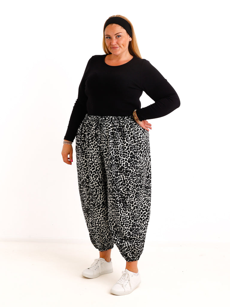 Curvy  Ballonhose TAVELL– Leo-Look mit lässiger Ballon-Silhouette – Gr. 46–56