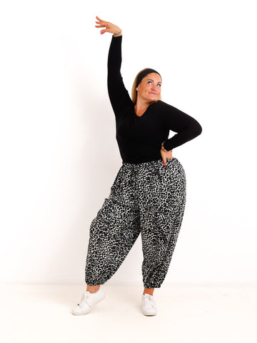 Curvy  Ballonhose TAVELL– Leo-Look mit lässiger Ballon-Silhouette – Gr. 46–56