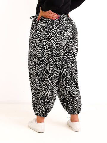 Curvy  Ballonhose TAVELL– Leo-Look mit lässiger Ballon-Silhouette – Gr. 46–56