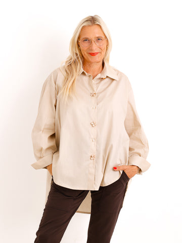Oversize Bluse VIRELLA – Abnehmbare Statement-Blumenknöpfe mit Klick-System – Gr. 40–46