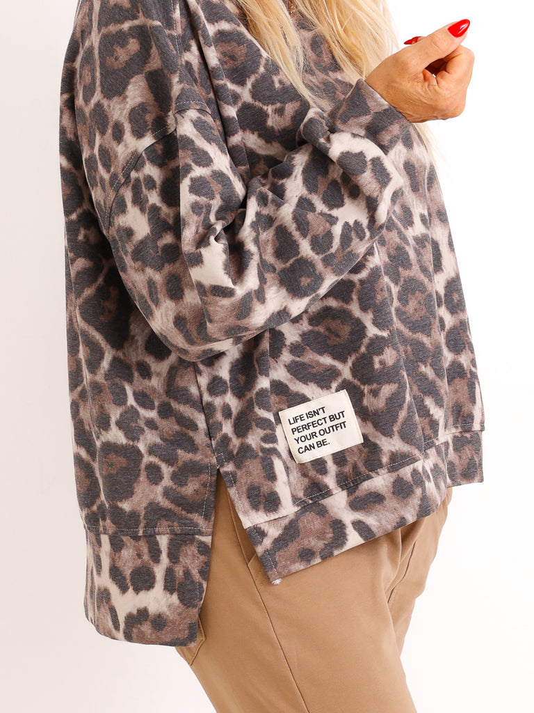 Oversize Sweatshirt NELORA – Allover-Print mit Patch-Details – Gr. 36–42