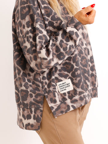 Oversize Sweatshirt NELORA – Allover-Print mit Patch-Details – Gr. 36–42