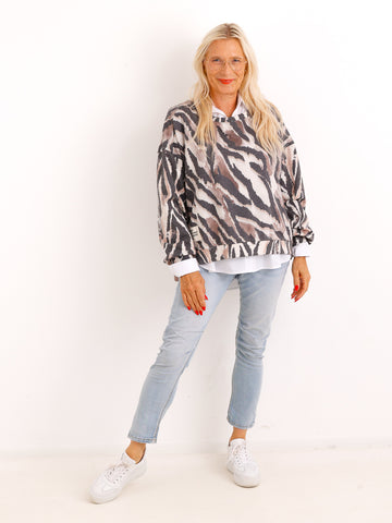 Oversize Sweatshirt MALURI – Allover-Print mit Patch-Details – Gr. 36–42