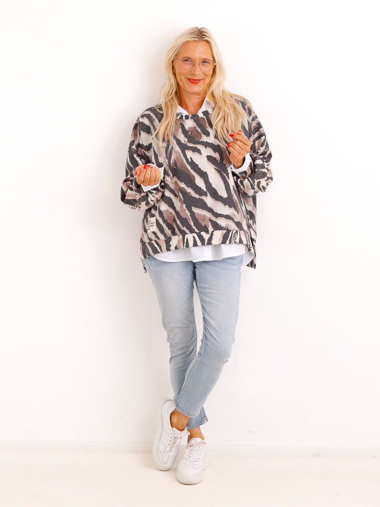 Oversize Sweatshirt MALURI – Allover-Print mit Patch-Details – Gr. 36–42