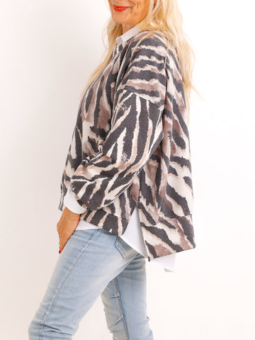 Oversize Sweatshirt MALURI – Allover-Print mit Patch-Details – Gr. 36–42