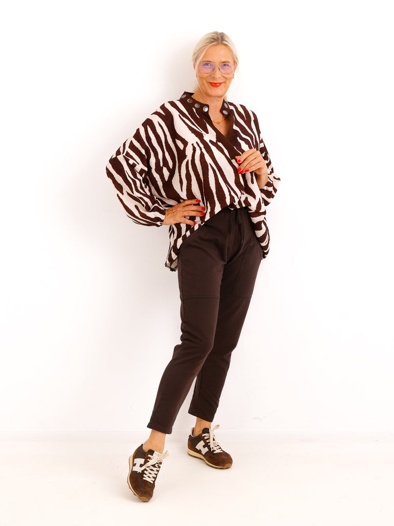 Oversize Bluse PIENZA – Allover-Print mit dekorativen Silberelementen am Kragen – Gr. 38–46