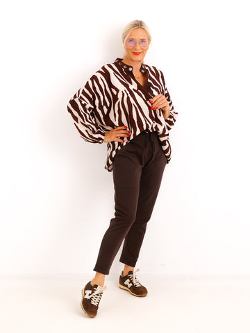 Oversize Bluse PIENZA – Allover-Print mit dekorativen Silberelementen am Kragen – Gr. 38–46