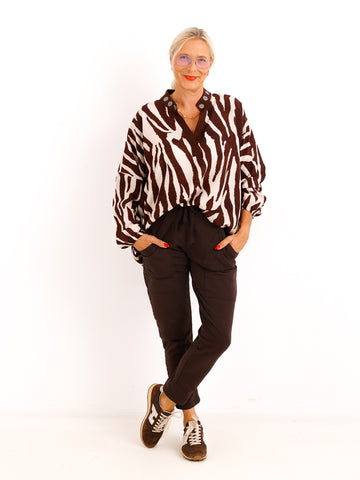 Oversize Bluse PIENZA – Allover-Print mit dekorativen Silberelementen am Kragen – Gr. 38–46