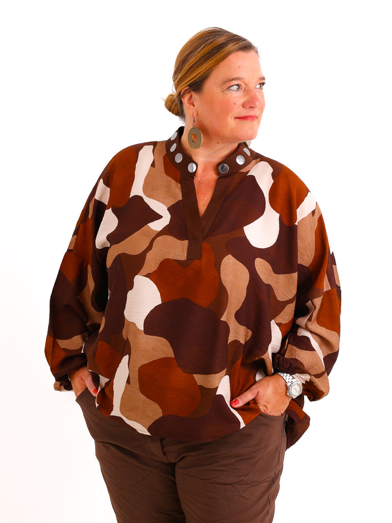 Oversize Bluse Jovina – Allover-Print mit dekorativen Silberelementen am Kragen – Gr. 38–46