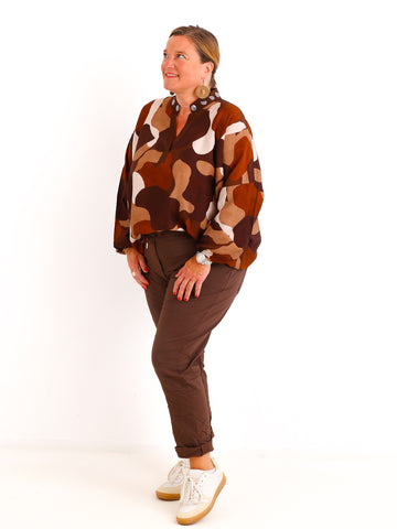 Oversize Bluse Jovina – Allover-Print mit dekorativen Silberelementen am Kragen – Gr. 38–46