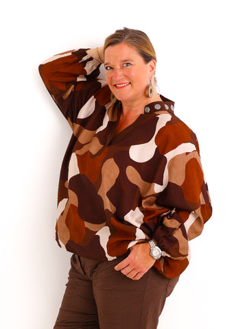 Oversize Bluse Jovina – Allover-Print mit dekorativen Silberelementen am Kragen – Gr. 38–46