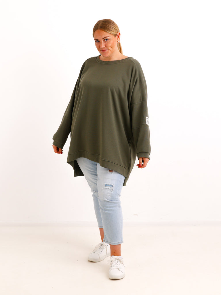 Curvy Size Sweatshirt MAILYS – Extra langer Oversize-Schnitt mit Patch-Details – Gr. 46–56