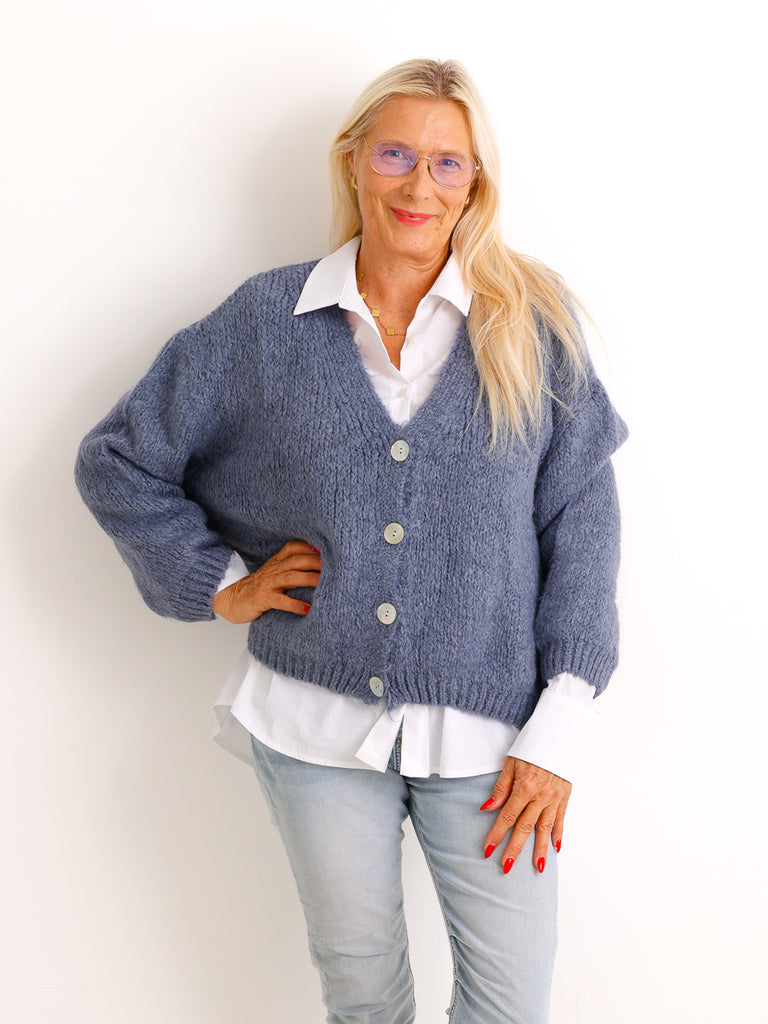 Oversize Strickjacke LIVARA – Flauschiger Glattstrick mit V-Ausschnitt – Gr. 38–44