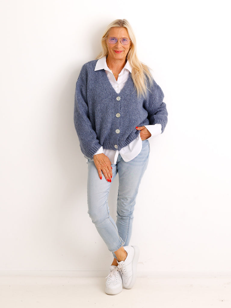 Oversize Strickjacke LIVARA – Flauschiger Glattstrick mit V-Ausschnitt – Gr. 38–44