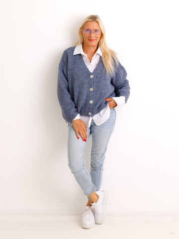 Oversize Strickjacke LIVARA – Flauschiger Glattstrick mit V-Ausschnitt – Gr. 38–44