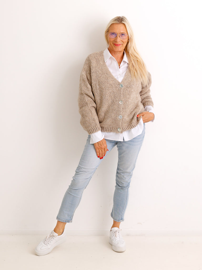Oversize Strickjacke LIVARA – Flauschiger Glattstrick mit V-Ausschnitt – Gr. 38–44
