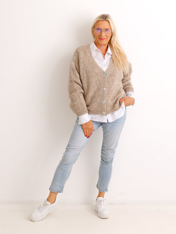 Oversize Strickjacke LIVARA – Flauschiger Glattstrick mit V-Ausschnitt – Gr. 38–44