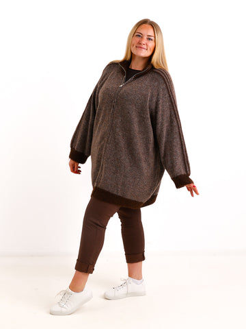 Curvy Size Strickjacke ENNA – Extra langer Zip-Look mit Kontraststreifen – Gr. 44–52
