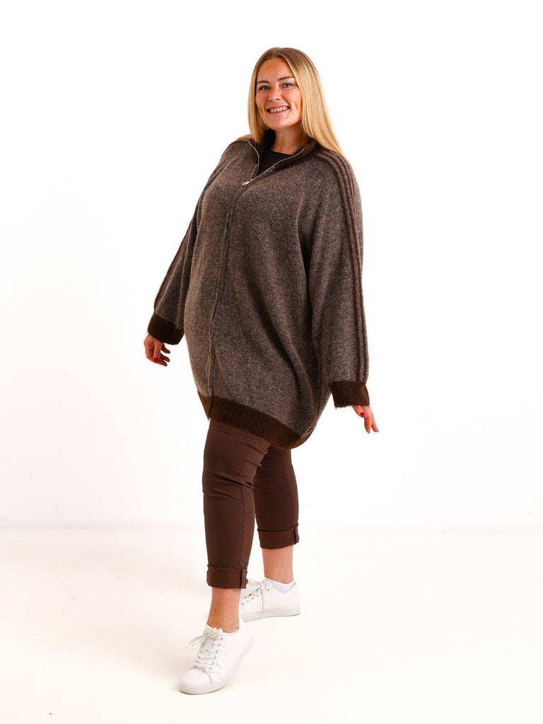 Curvy Size Strickjacke ENNA – Extra langer Zip-Look mit Kontraststreifen – Gr. 44–52
