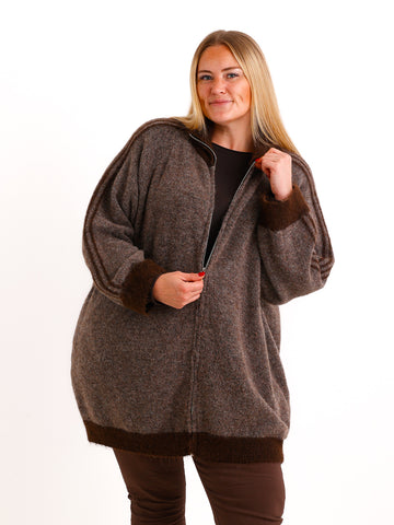 Curvy Size Strickjacke ENNA – Extra langer Zip-Look mit Kontraststreifen – Gr. 44–52