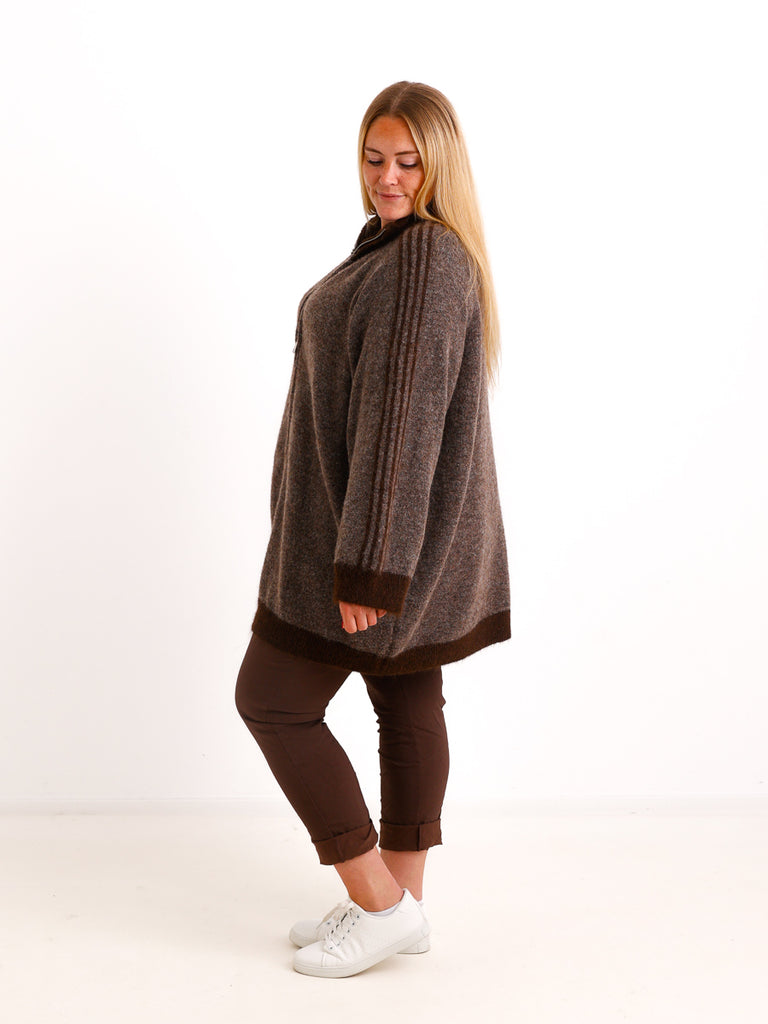 Curvy Size Strickjacke ENNA – Extra langer Zip-Look mit Kontraststreifen – Gr. 44–52