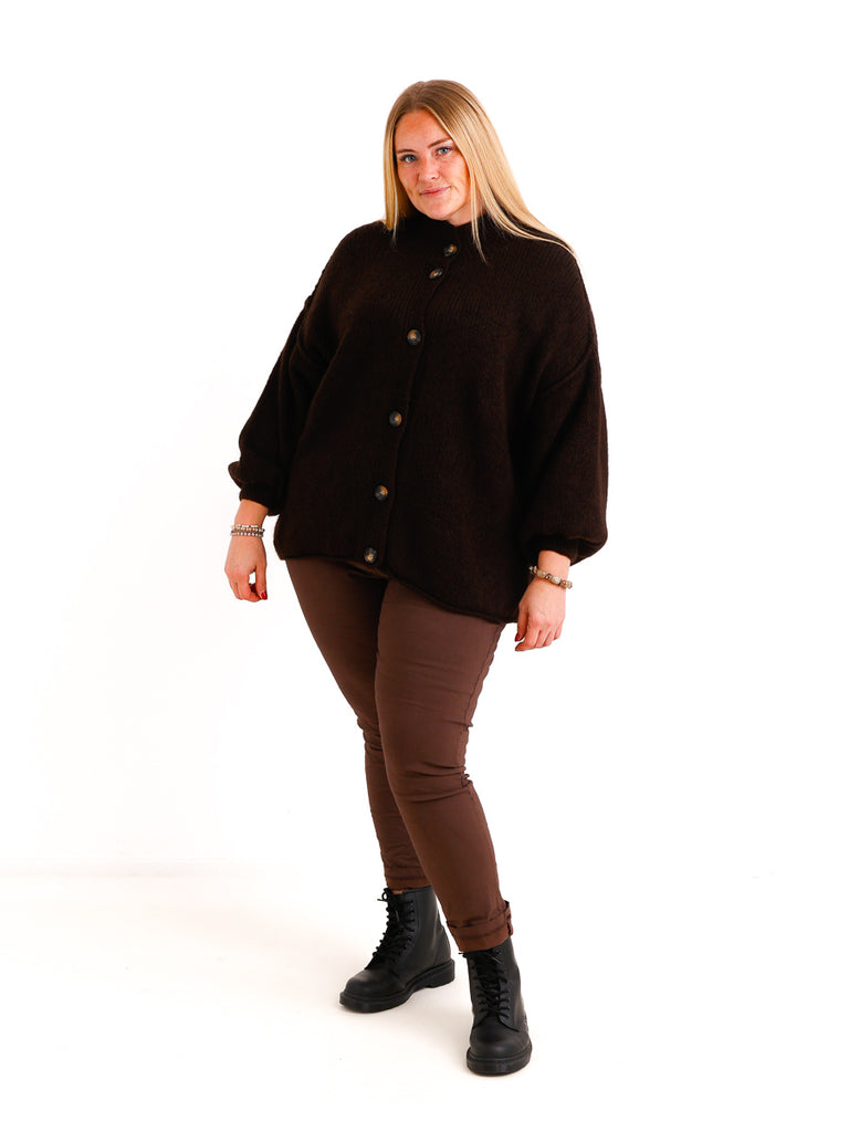 Oversize Strickjacke JUNA – Kuscheliger Wollmix mit Knöpfen in Holzoptik – Gr. 42–48