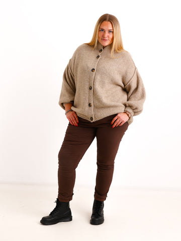 Oversize Strickjacke JUNA – Kuscheliger Wollmix mit Knöpfen in Holzoptik – Gr. 42–48