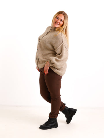 Oversize Strickjacke JUNA – Kuscheliger Wollmix mit Knöpfen in Holzoptik – Gr. 42–48