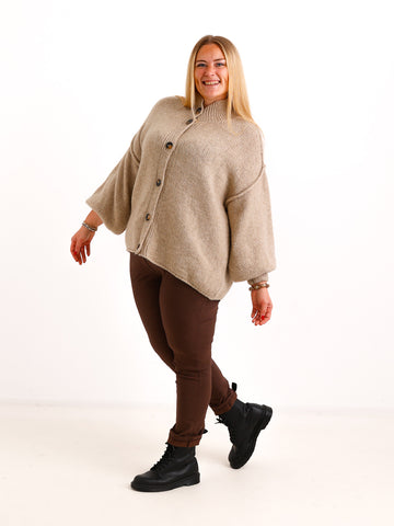 Oversize Strickjacke JUNA – Kuscheliger Wollmix mit Knöpfen in Holzoptik – Gr. 42–48