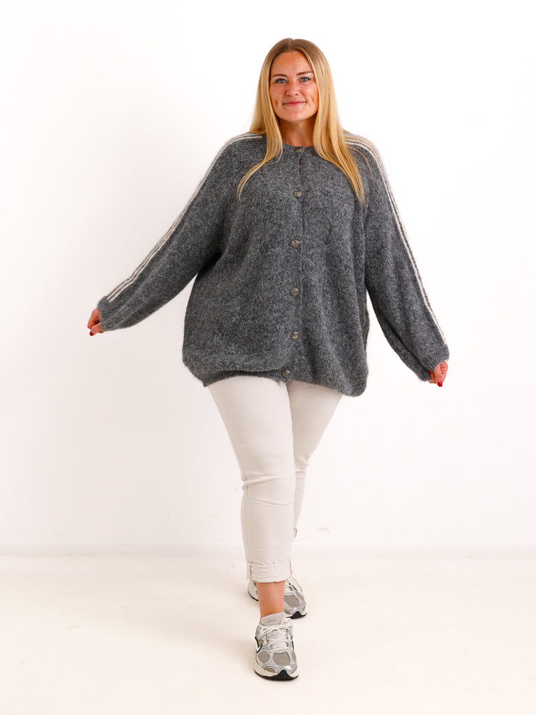 Curvy Size Strickjacke AVEY – Kuscheliger Glattstrick mit edlen Knopfdetails – Gr. 44–52