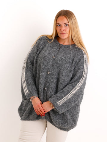 Curvy Size Strickjacke AVEY – Kuscheliger Glattstrick mit edlen Knopfdetails – Gr. 44–52