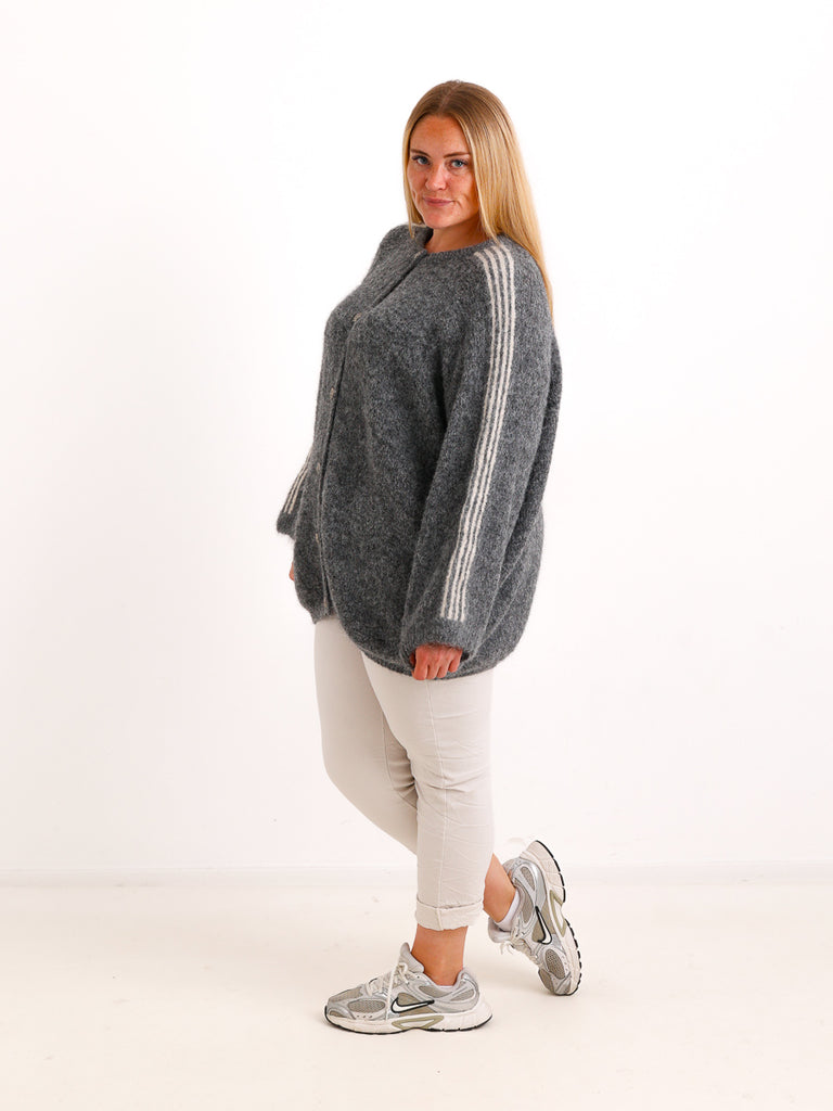Curvy Size Strickjacke AVEY – Kuscheliger Glattstrick mit edlen Knopfdetails – Gr. 44–52
