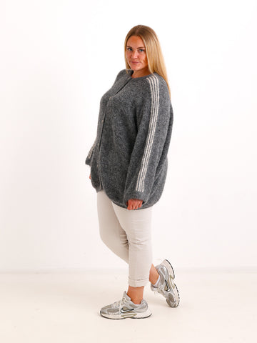 Curvy Size Strickjacke AVEY – Kuscheliger Glattstrick mit edlen Knopfdetails – Gr. 44–52