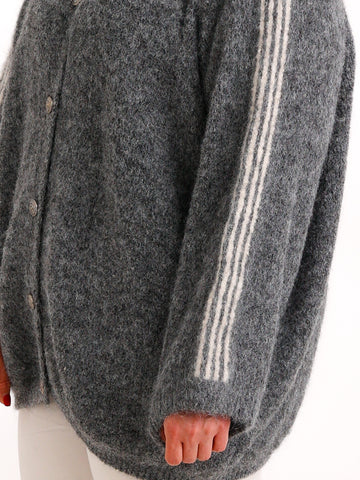 Curvy Size Strickjacke AVEY – Kuscheliger Glattstrick mit edlen Knopfdetails – Gr. 44–52