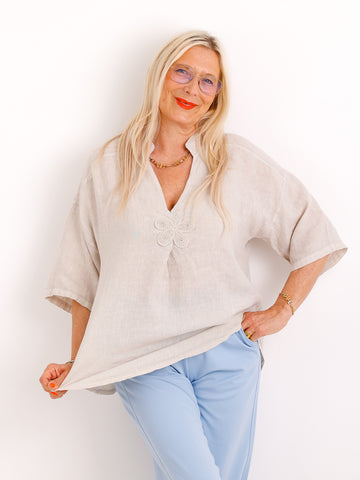 Leinen-Tunika ROSIE.S – 100 % Naturmaterial – Blumen-Detail – Gr. 36-40