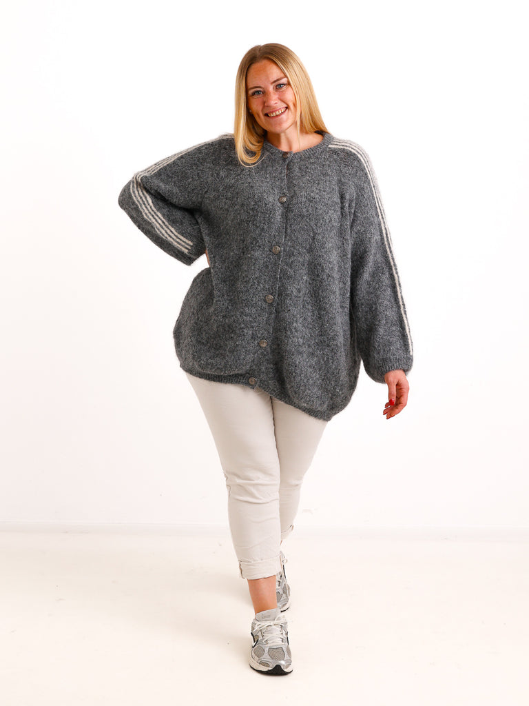 Curvy Size Strickjacke AVEY – Kuscheliger Glattstrick mit edlen Knopfdetails – Gr. 44–52