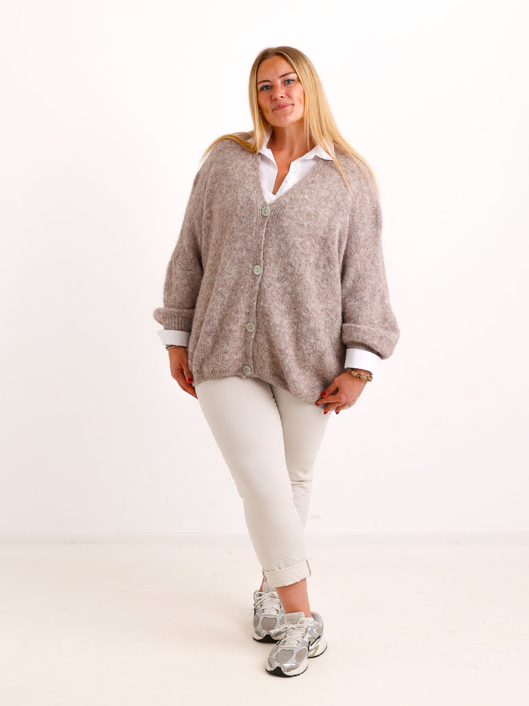 Curvy Size Strickjacke FREDA – Kuscheliger Knopf-Cardigan mit V-Ausschnitt – Gr. 44–54