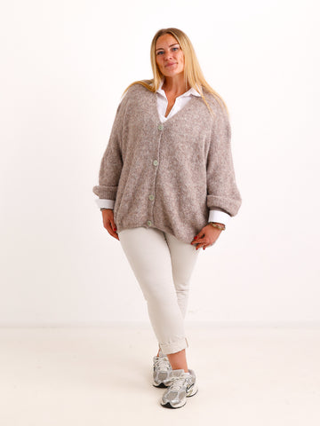 Curvy Size Strickjacke FREDA – Kuscheliger Knopf-Cardigan mit V-Ausschnitt – Gr. 44–54