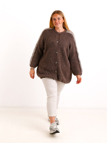 Curvy Size Strickjacke AVEY – Kuscheliger Glattstrick mit edlen Knopfdetails – Gr. 44–52