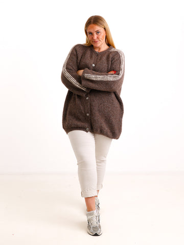 Curvy Size Strickjacke AVEY – Kuscheliger Glattstrick mit edlen Knopfdetails – Gr. 44–52