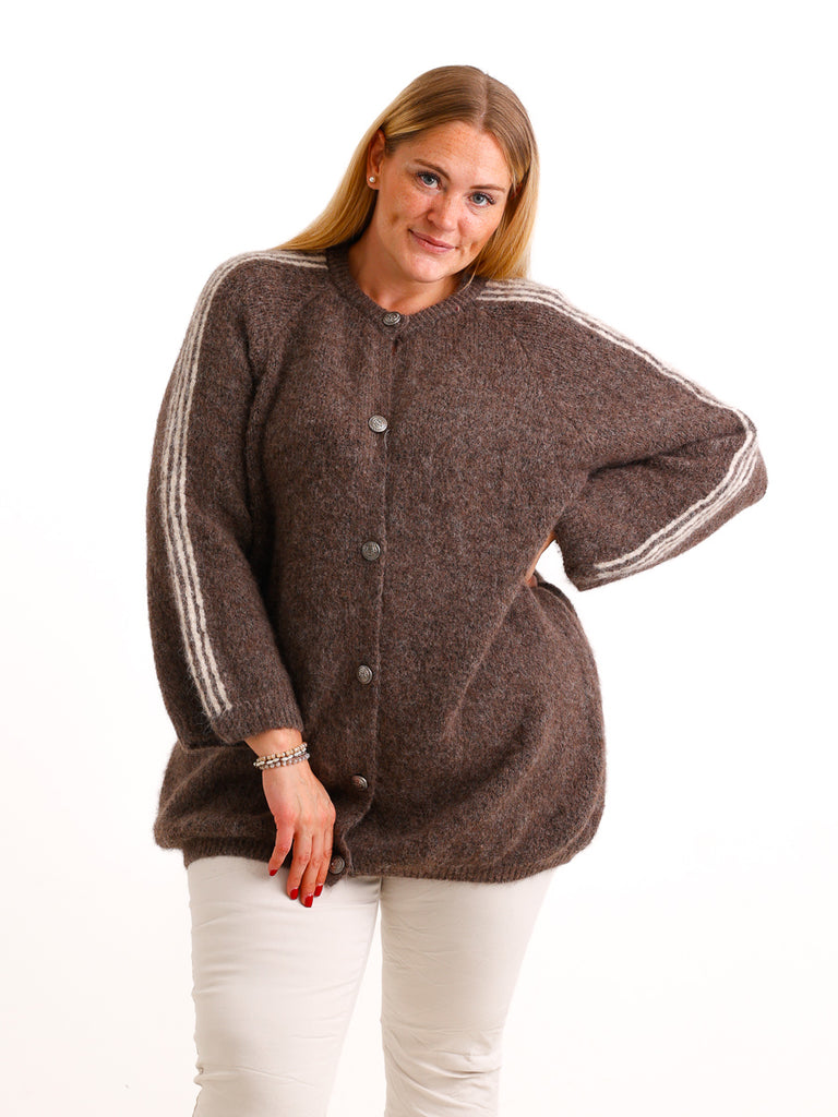 Curvy Size Strickjacke AVEY – Kuscheliger Glattstrick mit edlen Knopfdetails – Gr. 44–52